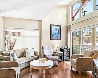 Top Floor Lakeview Condo at Copper Sky 509 - West Kelowna - Living room