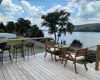 Remodeled family cottage with lake views close to wineries, hiking & tons more - Dundee - Balcony