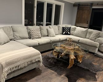 Private Beach! Next to major snowmobiling trails! - Kearney - Living room