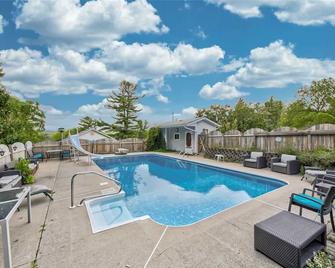 Cozy Cottage Retreat: Hottub, Pingpong/Pool Table, Heated Pool, fireplace - Penetanguishene - Pool