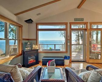 Puget Sound Escape Private Beach and Oversized Deck - Kingston - Living room