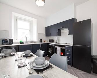 Carnoustie Residence - Sja Stays - 3 Bed Apartment - Carnoustie - Kitchen