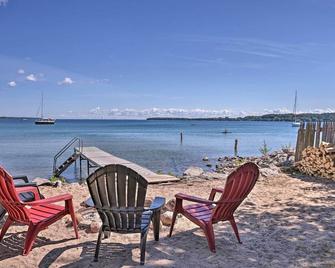 Rustic Suttons Bay Cottage Shared Dock and Fire Pit - Suttons Bay - Beach