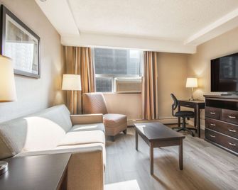 Coast Calgary Downtown Hotel & Suites By Apa - Calgary - Living room