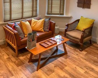 Flat 4, York Terrace - Norwich - Living room