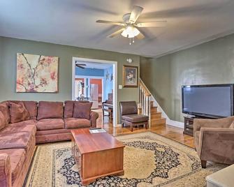 Suburban Home with Backyard Patio Less Than 7 Miles to Dtwn! - Lansdowne - Living room