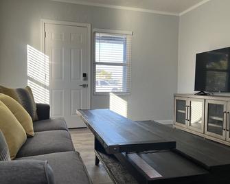 Fully Renovated Historic Home In Downtown Mesa - Mesa - Living room