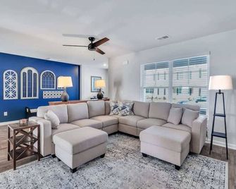 The Emerald & Sapphire Townhomes - Port Wentworth - Living room