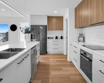 Simply Stunning Holiday Views! - Legana - Kitchen