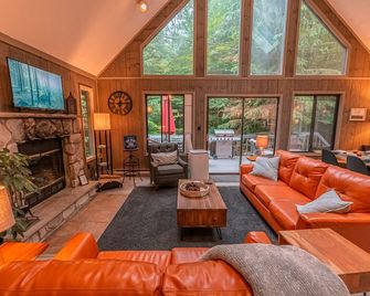 Gorgeous New Mountain Chalet in Pocono Mts 4 Bdrm/Fire Pit/Game Room - Gouldsboro - Salon