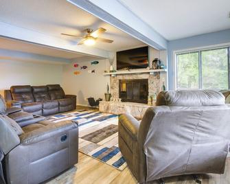 Waterfront Home w/ Views & Dock in Sunrise Beach! - Sunrise Beach - Sala de estar