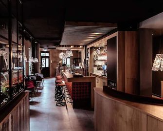 alexxanders Hotel & Boardinghouse, Restaurant - קמניץ - בר