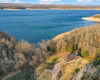 Lakefront Hot Tub+Kayaks+Firepit+Walk to the Water+Entertaining backyard deck - Bull Shoals - Building