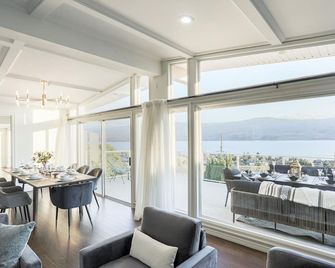 Stunning Views of the Okanagan Lake - West Kelowna - Salon
