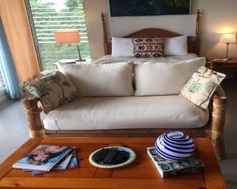 Hale Koa Studio in Captain CookbrSleeps two adult guests - Captain Cook - Living room