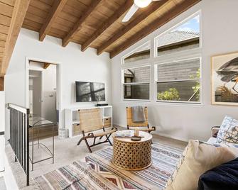 Bright, Steps to Sand, Ocean Views - Watsonville - Вітальня