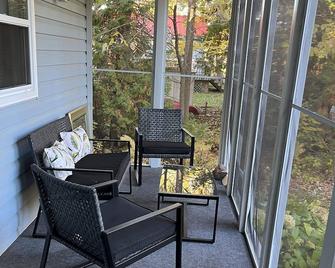 Cozy cottage on Burnt River with hot tub & sauna - Fenelon Falls - Patio