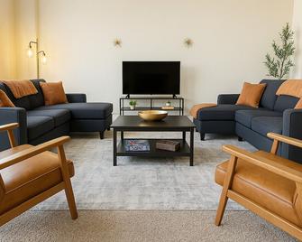 Playhouse Square Downtown, Rock Hall, Clinic, Csu - Cleveland - Living room