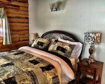 Lakefront Views!! Rustic Log Cabin Getaway - Westwood - Habitación