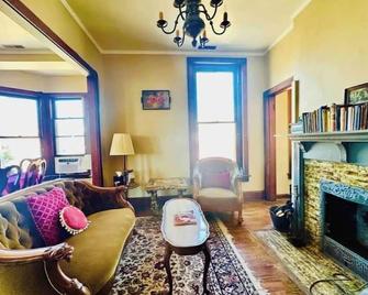 Charming historic apartment turned antique store near the town square - Mount Vernon - Living room