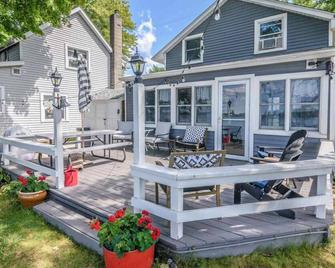 Wampler’s Lake Adorable 3-bedroom Lakefront Cottage ️ - Brooklyn - Patio