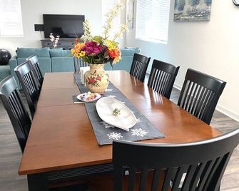 North LA Spacious/Family-Friendly New Home with 5 Bedrooms, 3 Baths, 6 Beds - לוס אנג'לס - חדר אוכל