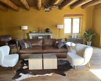 Adobe Mountain Villa, overlooking Taos! - Ranchos de Taos - Sala de estar