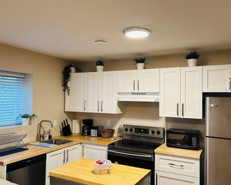 2 bedroom Spacious Guest Suite in Walnut Grove - Langley - Kitchen