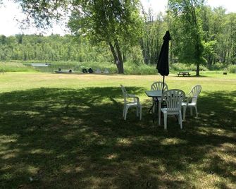 Lakefront Cabin Rental Surrounded by Nature near Renfrew, Ontario - Renfrew - Patio