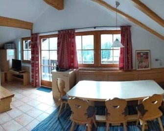 Ski in out! Gemütliche Dachgeschosswohnung - Königsleiten - Dining room