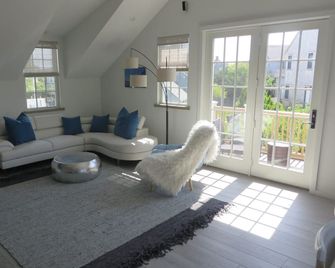 Brand New modern 2 bedroom 2nd floor apartment - Nantucket - Living room