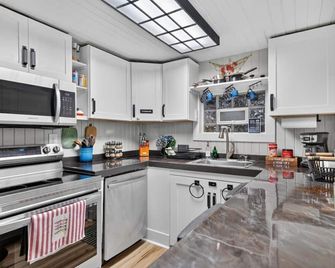 Lakefont-Nestled in Nirvana - Martinsville - Kitchen