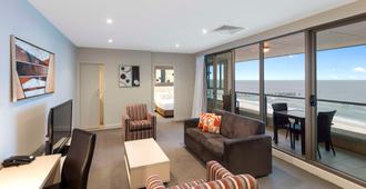 Oaks Glenelg Plaza Pier Suites - Glenelg - Living room