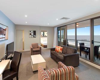 Oaks Glenelg Plaza Pier Suites - גלנלג - סלון