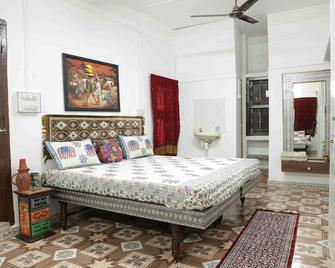 Prag View Heritage Homestay - Bhuj - Bedroom