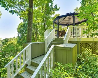 'La Petite Chalet' w/ Views in Blue Ridge Mtns! - Little Switzerland - Balcony