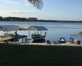 Quiet Rural Private Lakefront Home~90 Ft. Shoreline~large Property Ample Parking - Ocklawaha - Bedroom