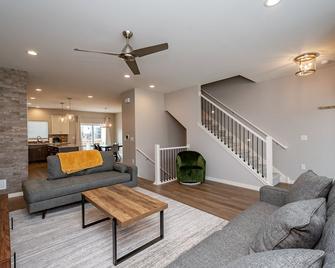 Built in 2021- close to UIHC and Shopping - Iowa City - Living room