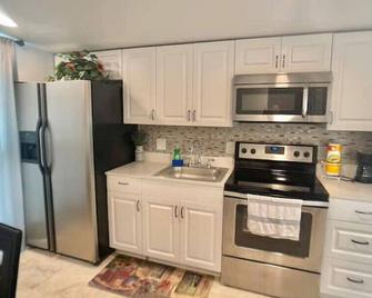 La Dolce Vita! Only 5 minutes from the beach - Clearwater - Kitchen