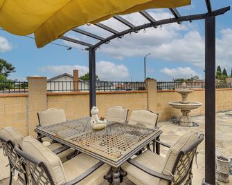 Private Patio + Fenced Yard: Home 8 Mi to Irvine! - Fountain Valley - Balcón