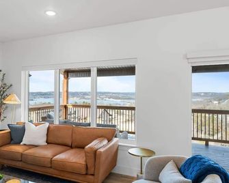 Private Pickleball Court! Hot Tub! Lake View! - Kimberling City - Sala de estar