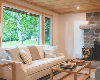 Haliburton Post House - Minden - Living room