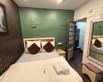 Cozy 1BHK apartment at off Linking road, in enchanting Bandra west, Mumbai. - Mumbai - Phòng ngủ