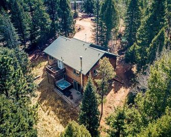 Forest Retreat over 1 acre, Hot Tub, Log Furniture, Wildlife! - Divide - Edificio