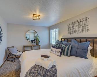 King bed | Pet friendly | Mountain Views | Safe - Colorado Springs - Bedroom