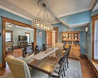 Luxe Lake Geneva Retreat in Downtown! - Lake Geneva - Dining room