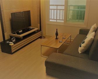 Busan - New And Modern 1 Bedroom Apartment For Rental Near Gwangalli Beach - Busan - Living room