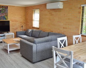 Deck 5 - South West Rocks - Living room