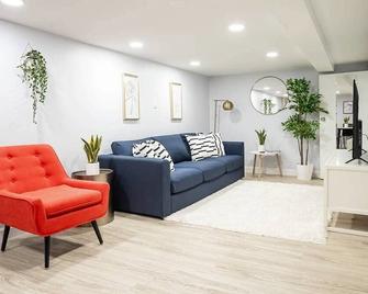 Bright and Cozy 1BR Apartment in Logan Square! - שיקאגו - סלון
