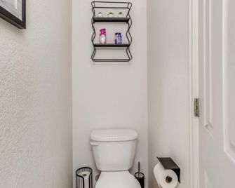 6 Mi to DIA Denver Home with Fenced Yard and Fire Pit - Aurora